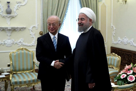 Tổng thống Iran Hassan Rouhani (phải) và Tổng Giám đốc IAEA Yukiya Amano (trái) tại Tehran ngày 18/12.